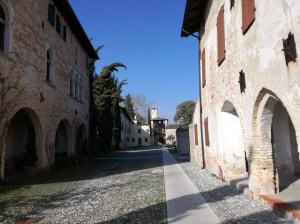 Entrata di Cordovado con in fondo la Torre portaia nord