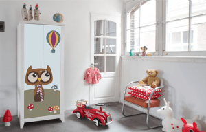 Armadio Hensvik con adesivo sulle ante con gufo e mongolfiera