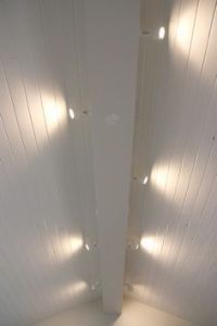 Faretti orientabili fissati ai lati della trave portante