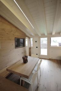 Striscia led in una cucina con travi a vista