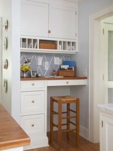 Angolo ufficio ricavato in una nicchia della cucina con mobili della cucina