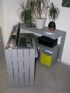 mini ufficio costruito con legno di pallet che da chiuso sembra un mobiletto basso, ma aperto è un vero e proprio ufficio