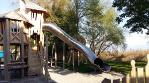 Castello in legno con scivolo a tubo del parco giochi interno del camping Schloss Helmsdorf ad Immenstaad am Bodensee