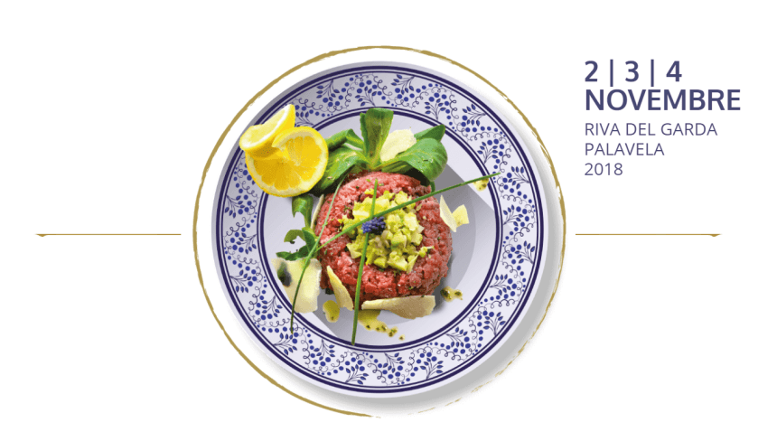 Tartare di carne salada su piatto bianco con decori blu