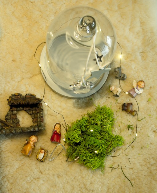 Materiale per fare il presepe nella campana di vetro