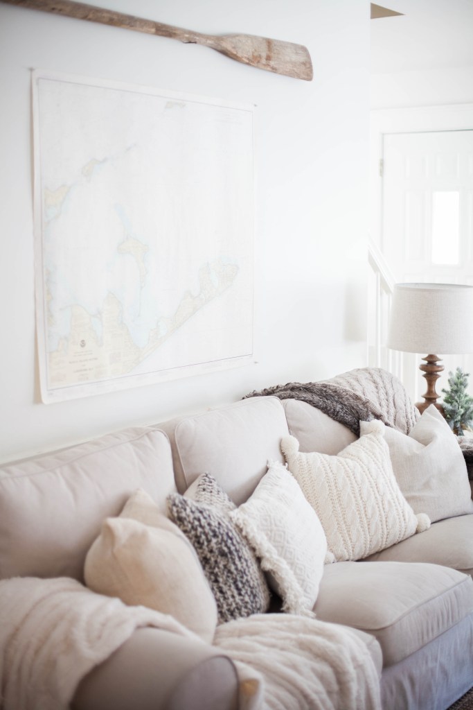 Divano con cuscini invernali