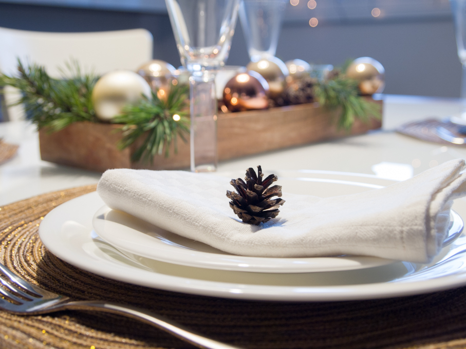 Tavola apparecchiata in marrone e bianco