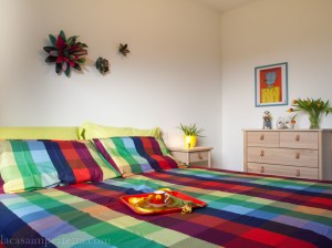 Camera da letto coi colori del carnevale