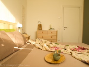 Stanza da letto a ispirazione japandi