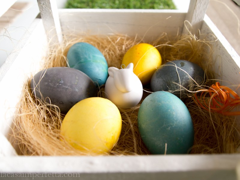 Cassettina di legno con uova sode colorate e coniglietto in ceramica