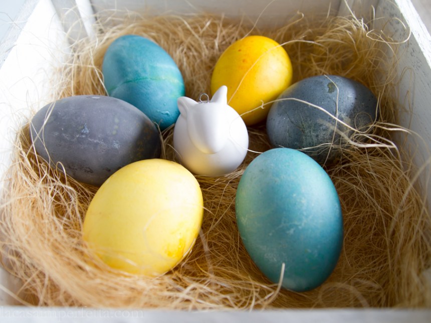 Cassettina di legno con uova sode colorate e coniglietto in ceramica