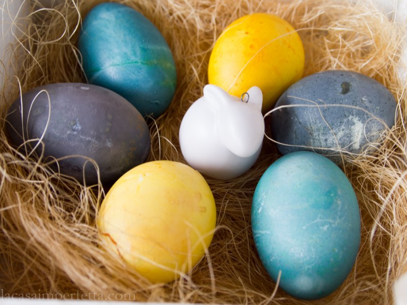 Cassettina di legno con uova sode colorate e coniglietto in ceramica