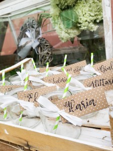 Vasetti utilizzati come bicchieri con cannucce di carta e tag con nomi