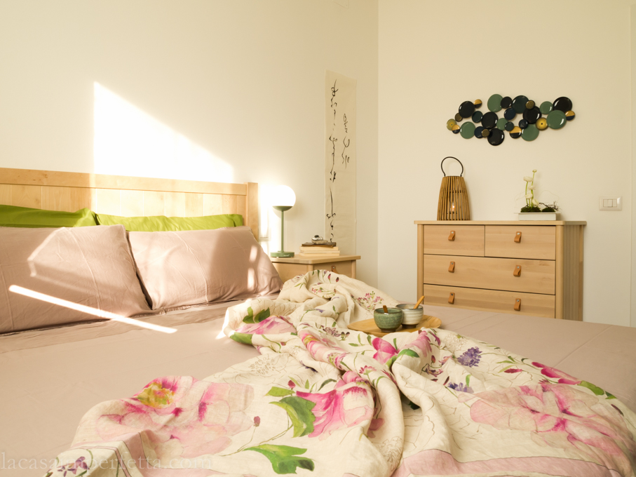 Stanza matrimoniale in stile japandi