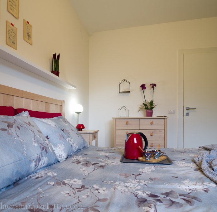 Stanza sui toni del grigio e del rosso