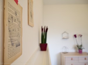 Decorazione murale fai da te con pagine di vecchio libro
