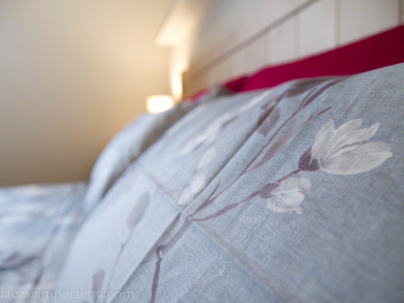 Stanza sui toni del grigio e rosso