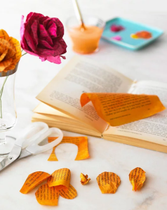 Rose fatte con le pagine di un libro