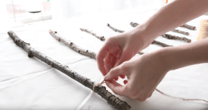 Un passaggio per costruire quest'albero con rami raccolti, preso dal video di Lynn Petersson