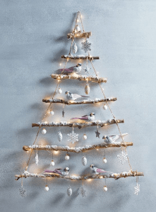 Albero a parete costruito con una corda, dei rami raccolti, addobbi e neve artificiale