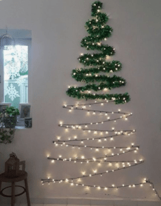 Albero a parete con lucine e ghirlande verdi