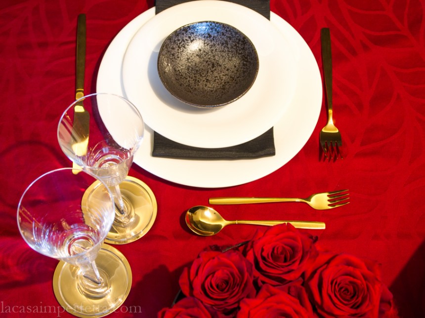Tavola di San Valentino rosso-nero-oro