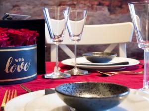 Tavola di San Valentino rosso-nero-oro