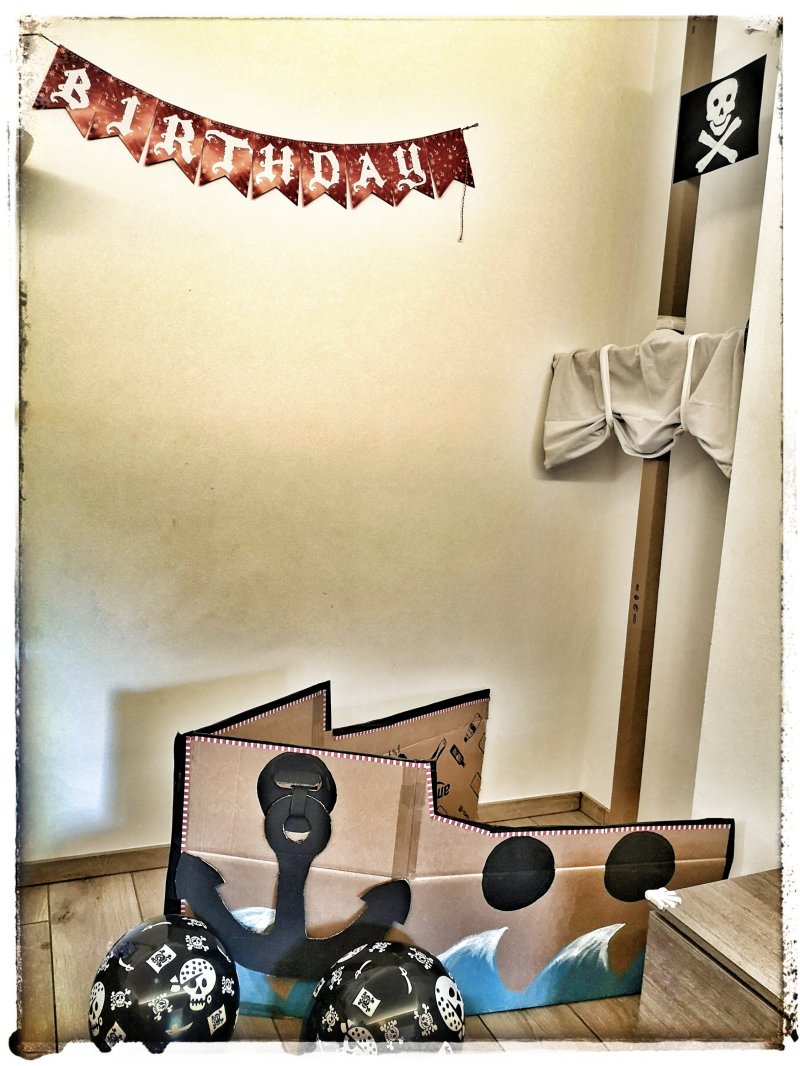 Una nave pirata fatta con il cartone