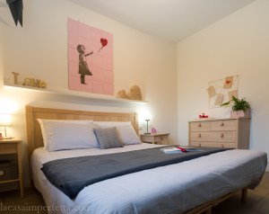 Stanza sulle tonalità del grigio con qualche tocco di rosa e rosso