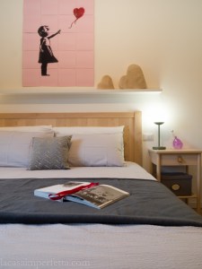 Stanza sulle tonalità del grigio con qualche tocco di rosa e rosso