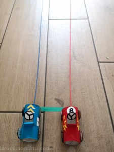 Macchinine da corsa finite e legate a filo di lana