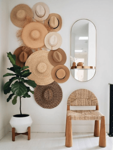 Composizione fatta con cappelli di paglia in stile Boho