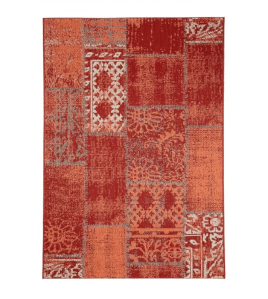 Tappeto rettangolare rosso e arancione per un balcone in stile marocchino.
