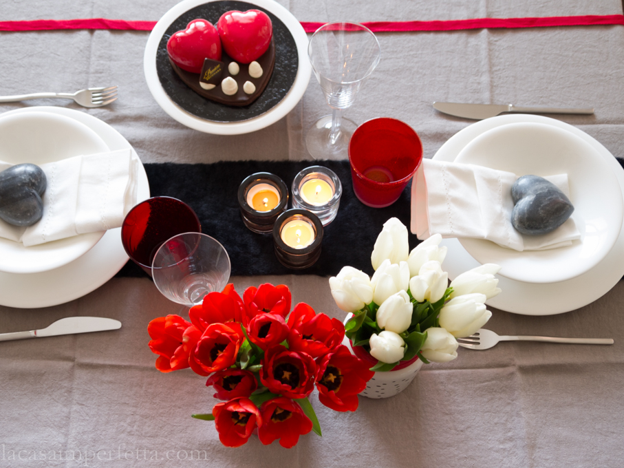 Tavola di San Valentino con Tulipani rossi e bianchi, torta con cuori rossi e segnaposto in marmo grigio