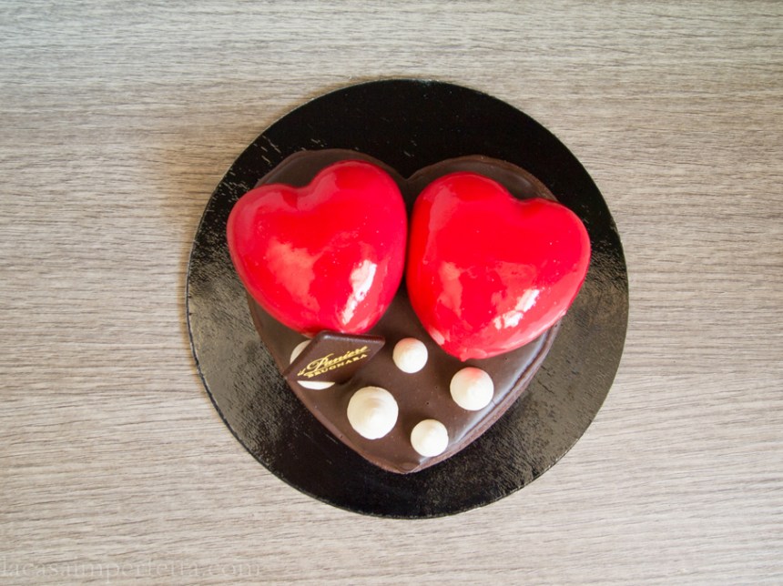 Torta con due mousse a forma di cuore rosso