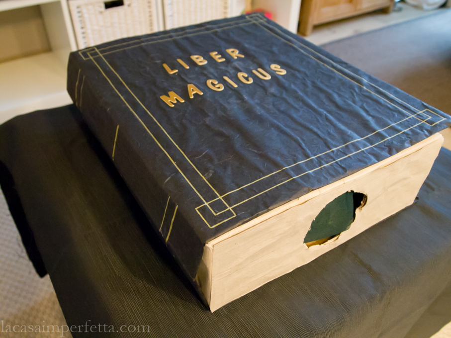 Mistery box a forma di libro con copertina nera e scritte dorate