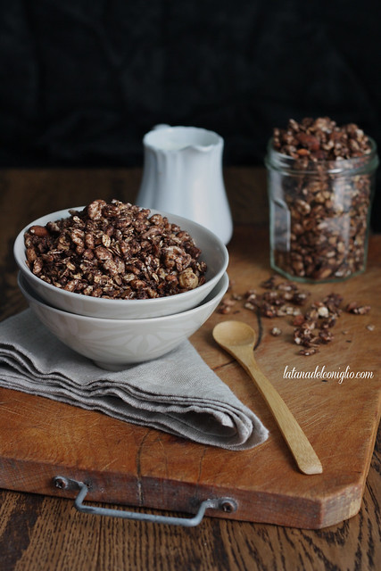 Granola al cioccolato e mandorle in ciotolina bianca, su tagliere in legno. foto di Erika de La tana del coniglio