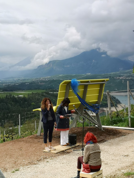 Momento dell'inaugurazione della panchina gigante o Panchina del Groppello