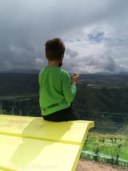 Mangiando un panino seduto sulla panchina gigante e scrutando l'orizzonte con le nuvole grigie cariche di pioggia