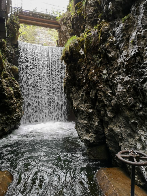 Cascata della passeggiata al burrone
