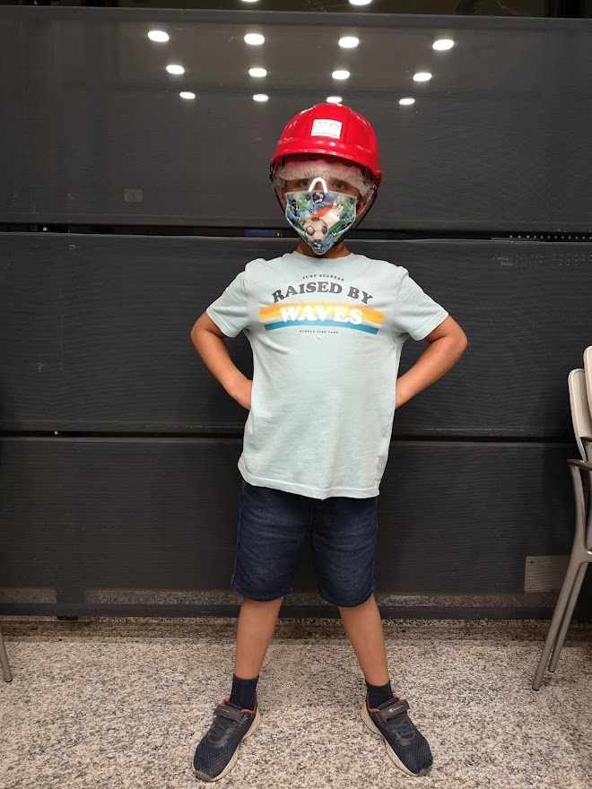 Tommaso, pronto per entrare nel cuore della Centrale Elettrica di Entracque con caschetto