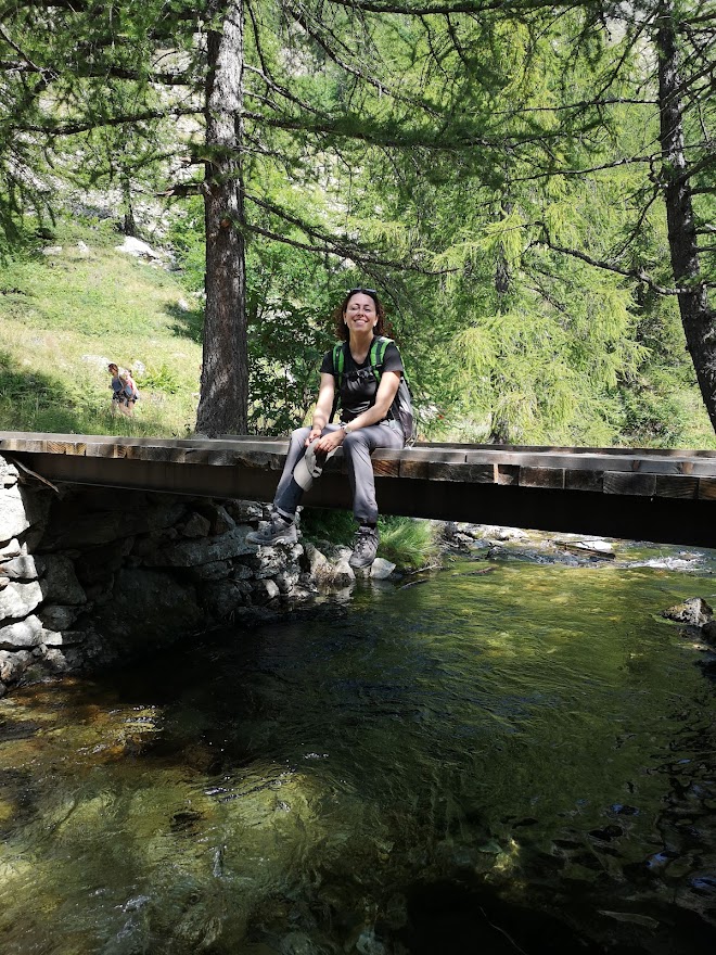 Io, seduta su un ponticello durante l'escursione al Rifugio Valasco