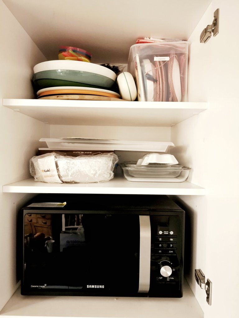 Interno dell'armadietto riordinato e con una nuova ricollocazione degli oggetti all'interno