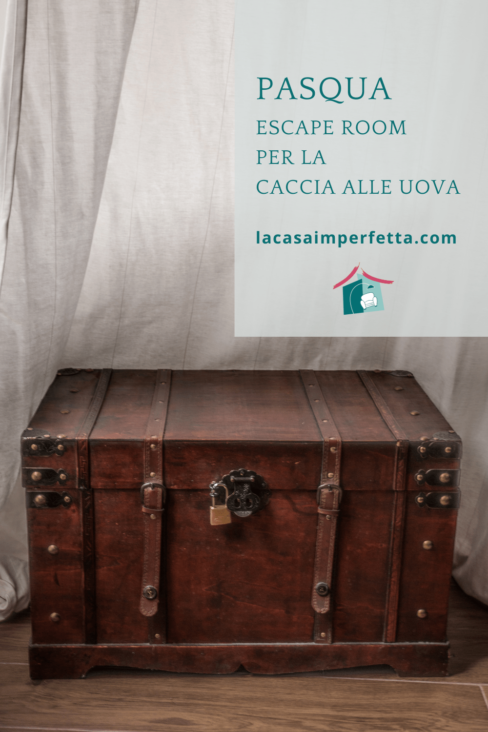 Un vecchio baule marrone con lucchetto, appoggiato a terra davanti a una tenda bianca