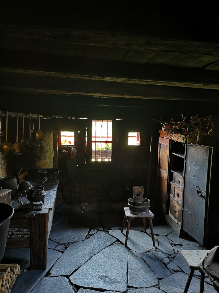 Una cucina annerita dal fumo